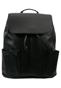 Černý kožený batoh s předním klopou, šňůrkovým uzávěrem, dvěma bočními kapsami a horní rukojetí, zobrazený na bílém pozadí.