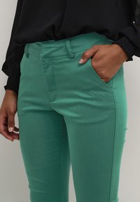 Kaffe LEA - Chino - aventurine