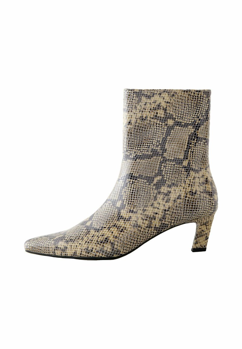Enkelboot met slangenprint, een spitse neuzen, in beige en bruine tinten, met een gestructureerd oppervlak en een 7,5 cm hoge blokhak voor stabiliteit.