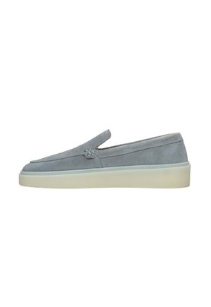 Light grey slip-on shoe made of suede, featuring a low-profile design, rubber sole, and elastic side accents for easy wear.