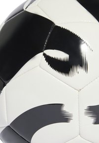 Čierno-biely futbalový loptu s hexagonálnymi panelmi, s lesklým povrchom a štylizovanými čiernymi vzormi vytvárajúcimi dynamické tvary.