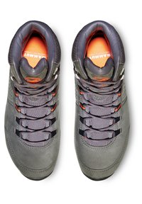 Chaussures de randonnée pour hommes en suède gris foncé avec des accents orangés. Elles présentent un col rembourré, un mesh respirant et des lacets à motifs pour un maintien sécurisé.