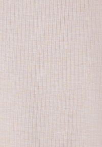 Lichtbeige stof met een fijne, verticale ribbelstructuur. Het materiaal lijkt zacht en licht doorschijnend, met subtiele kleurvariaties.