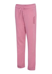 Lyserøde sweatpants lavet af blødt stof, med en elastisk talje med snor, taperede ærmer og et logo trykt på det ene ben.