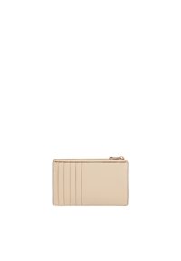 Beige kortholder laget av teksturert lær. Har seks kortlommer og en glidelåsrom for mynter eller små gjenstander. Flat design.
