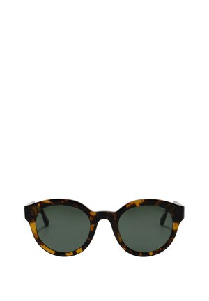 Lunettes de soleil rondes en écaille avec des verres vert foncé et une monture légèrement épaisse.