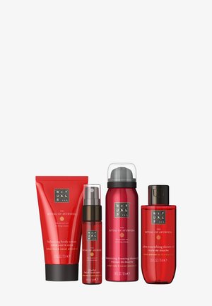 Quatre produits de soin Ritual of Ayurveda rouges : crème pour le corps, brume pour cheveux et corps, gel douche moussant et huile de douche ultra-nourrissante.