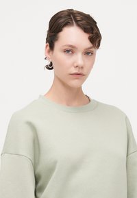 ONLY Tall ONLMACY O NECK BOX - Pusa - desert sage/cloud dancer