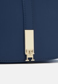 Tommy Hilfiger HERITAGE SADDLE BAG - Rankinė - fossil blue