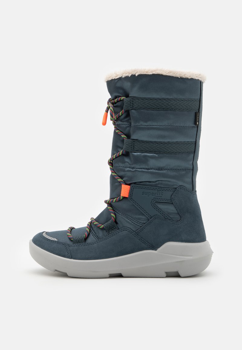 Voděodolné vysoké boty ke kolenům v tmavě modrém nylonu, se syntetickým kožichem na okraji, vícebarevnými tkaničkami a šedou gumovou podrážkou pro lepší přilnavost.