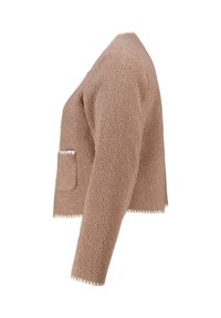 Bruine, korte fleecejas met lange mouwen, een voorzak en witte gestikte afwerking aan de randen, zijaanzicht.