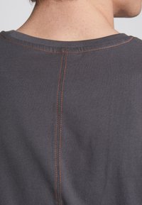 Urban Classics HEAVY OVERSIZED CONTRAST STITCH TEE - Tričko s potlačou - darkshadow/brick