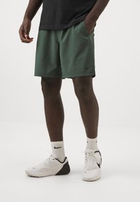 Nike Performance FORM SHORT - Pantalón corto de deporte - vintage green/black