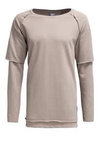 Camisa de manga larga en un tono beige claro, con un dobladillo deshilachado, cuello redondo y mangas cortas sobre mangas más largas. Fabricada en una tela suave.