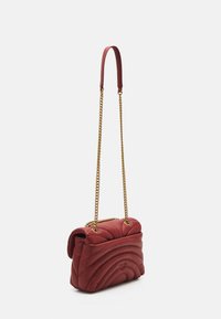 Pinko LOVE PUFF CLASSIC - Soma ar siksnu pāri ķermenim - ocra rosso/antique gold-coloured