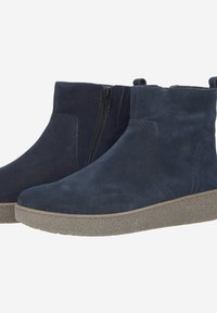 Stivaletti alla caviglia in suede blu navy con zip laterale, punta arrotondata e suola beige texturizzata. Presentano sottili dettagli di cucitura.