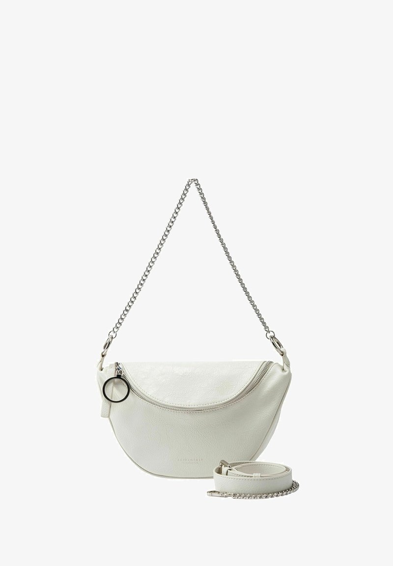 Borsa a spalla in pelle bianca con design curvato, chiusura a zip, tracolla in catena argentata e tracolla rimovibile. Dettagli di superficie testurizzati.