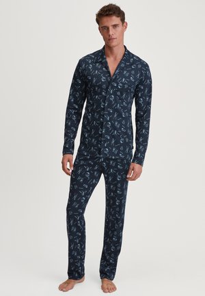 Ensemble de pyjama bleu marine comprenant une chemise à boutons et un pantalon long, orné d'un motif dessiné à la main en bleu clair, fabriqué dans un tissu doux.