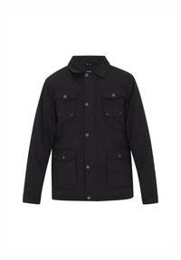 Zwarte lange mouwen jas met kraag, vier zakken met klep en knopen, en een knoopsluiting aan de voorkant op een effen witte achtergrond.