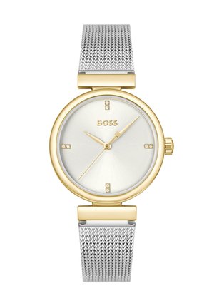 Montre-bracelet en or et argent avec bracelet en maille, cadran rond blanc, aiguilles dorées, index en cristal et logo "BOSS" à 12 heures.