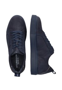 Marinblå sneakers i slät läder med texturerade accenter, rund tå och snörning; texturerad gummisula och dragflik.