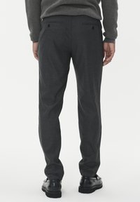 Sive karirane hlače iz gladkega materiala, z oblikovanim krojem, dvema zadnjima žepoma s gumbi in ozkimi nogavicami.