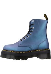 Bottine à lacets bleu dégradé avec semelle épaisse noire et coutures jaunes. Fabriquée en matériau lisse, elle présente des œillets en métal et une petite languette.