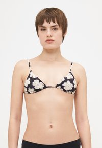 Virágmintás háromszög bikini felső vékony, állítható pántokkal, fekete háttérrel és krémszínű virágokkal, lila részletekkel.