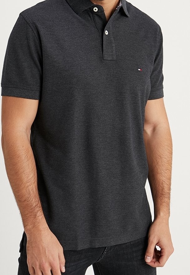Polo gris foncé en coton, avec une patte de boutonnage à trois boutons, des manches courtes et un petit logo sur la poitrine.