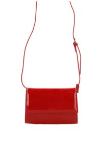 Bolso cruzado de charol rojo con una forma rectangular elegante, que presenta una correa delgada para el hombro y una textura lisa y brillante.