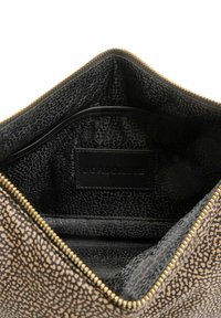 Une pochette zippée en beige texturé avec un motif noir tacheté, dotée d'un intérieur noir et d'une petite poche intérieure étiquetée 'Bordoneese'.