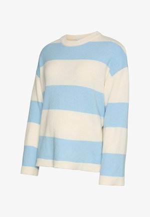 Pull en maille à manches longues avec larges rayures horizontales bleu clair et blanc cassé, doté d'un col rond et de poignets et ourlet côtelés.