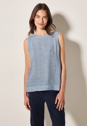 Haut sans manches bleu clair avec des rayures verticales, décolleté rond et coupe décontractée, en tissu texturé, associé à un pantalon bleu marine.