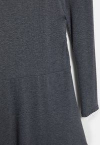 Długa, ciemnoszara dzianinowa sukienka z długim rękawem, z przeszyciem w talii, na białym tle.