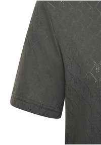 Dunkelgraues gestricktes T-Shirt mit einem texturierten Muster aus Rauten und kurzen Ärmeln, das einen sauberen Saum präsentiert.