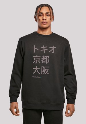 Schwarzer Sweatshirt mit Rundhalsausschnitt und langen Ärmeln, ausgestattet mit großem Text in Japanisch und dem Wort "FANTASTIC" in einer kontrastierenden Farbe.