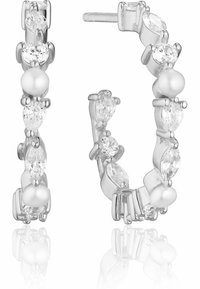 Orecchini a cerchio in argento con gemme trasparenti a forma di pera e tonde, alternate a perle bianche opache tonde, con finitura lucida.