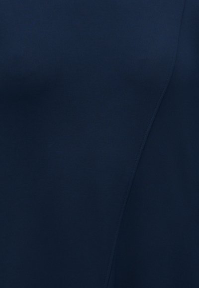 Σκούρο μπλε ύφασμα ναυτικού με διακριτική διαγώνια ραφή, ομαλή υφή και ελαφριά ελαστικότητα που φαίνεται σε κοντινή λήψη.