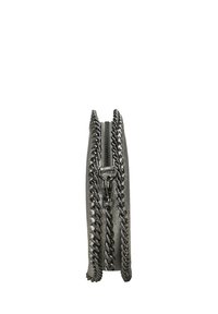Portafoglio in ecopelle nera con chiusura a zip, caratterizzato da un'accattivante catena lungo i bordi; profilo sottile e texture liscia.