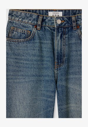 Jeans in denim blu con vestibilità regolare. Presentano cinque tasche, cuciture a contrasto, chiusura con bottoni metallici e un'etichetta sulla cintura.