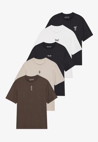 Fünf T-Shirts in verschiedenen Farben: schwarz, weiß, beige und braun. Jedes hat ein einzigartiges gesticktes Design auf der Brust.
