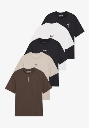 Fem t-skjorter i forskjellige farger: svart, hvit, beige og brun. Hver av dem har et unikt broderi på brystet.