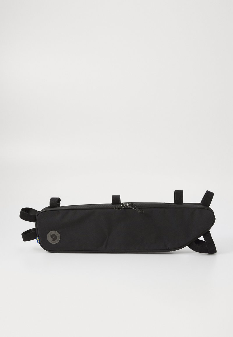 Bolsa de cuadro de bicicleta de tela negra con un diseño delgado, cierre con cremallera y múltiples correas de sujeción. Presenta un logotipo circular en un lado.