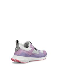 Der Schuh verfügt über ein Obermaterial aus Mesh in Weiß mit lila und grauen Akzenten, einer dicken weißen und rosa Sohle sowie einer Schlaufe an der Rückseite für ein einfaches Anziehen.