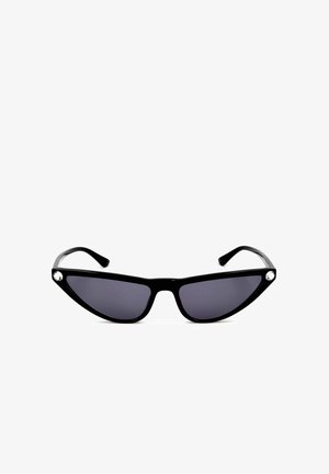 Occhiali da sole neri a forma di occhio di gatto con lenti scure e piccoli accenti rotondi d'argento negli angoli superiori esterni della montatura.