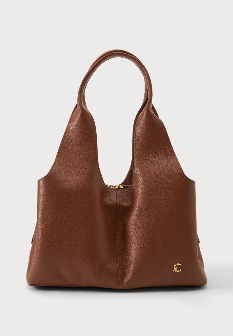 Sac à main en cuir marron texturé avec deux poignées, une fermeture éclair centrale et un petit logo doré dans le coin inférieur droit.