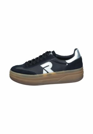 Sneaker en cuir suédé et en cuir noir avec un accent argenté, bout rond, lacets noirs et une semelle épaisse en caoutchouc transparent. Comprend un logo.