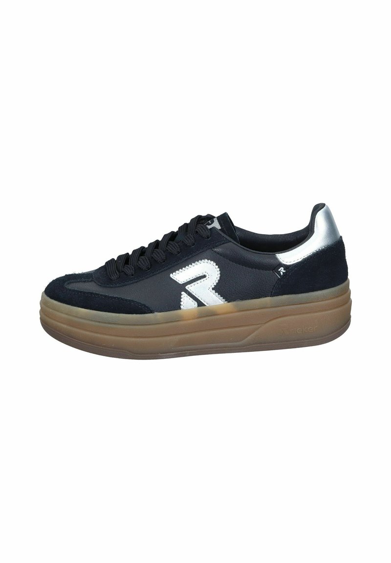 Sneaker en cuir suédé et en cuir noir avec un accent argenté, bout rond, lacets noirs et une semelle épaisse en caoutchouc transparent. Comprend un logo.