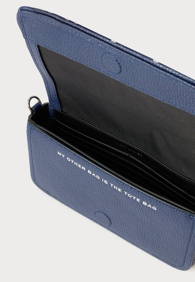 Marineblauwe leren tas met een getextureerde afwerking, voorzien van een magnetische sluiting en meerdere vakken, gemarkeerd met witte tekst.