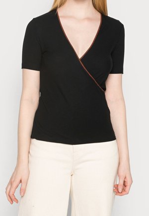 Sort, ribbet kortærmet omslagstop med dyb V-hals, med kontrasterende brun kant langs halsudskæringen og taljen.